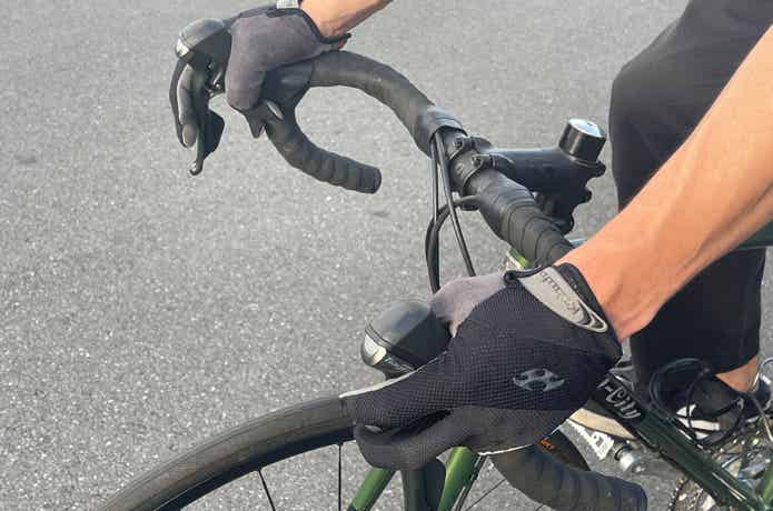 ロードバイクのハンドルのブラケット部分を握る