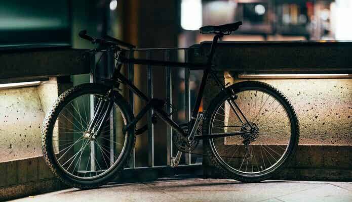 自転車とチェーンロック