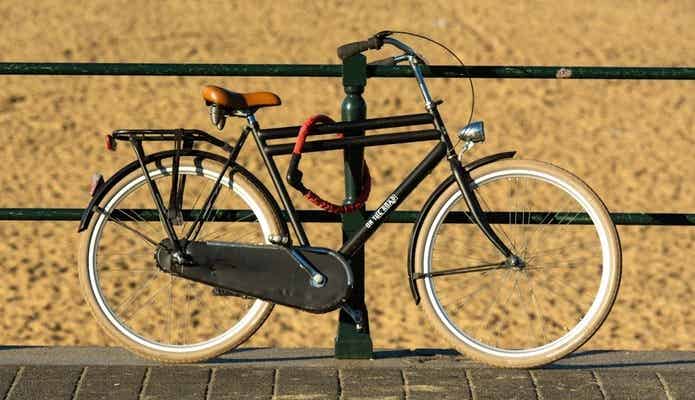 自転車とチェーンロック
