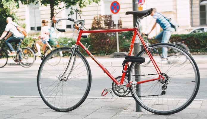 自転車とチェーンロック