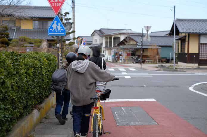自転車で通学する小学生