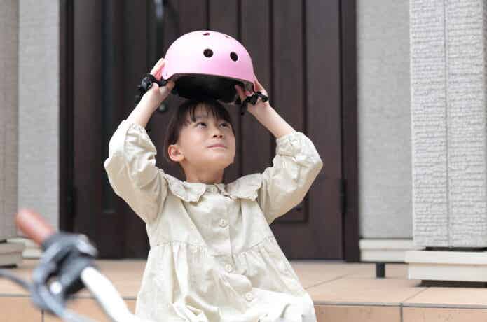 ヘルメットをかぶる女の子