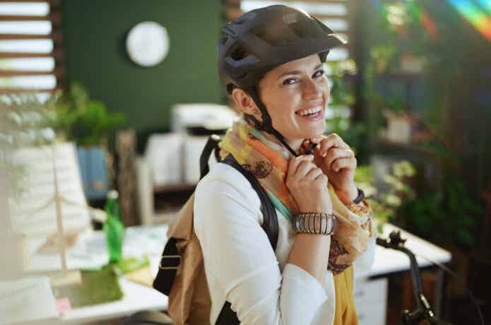 自転車のヘルメットを着用する女性