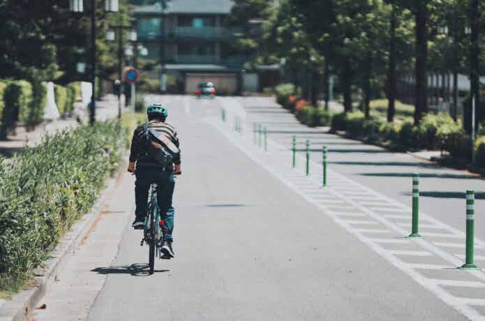 ロードバイクに乗る男性