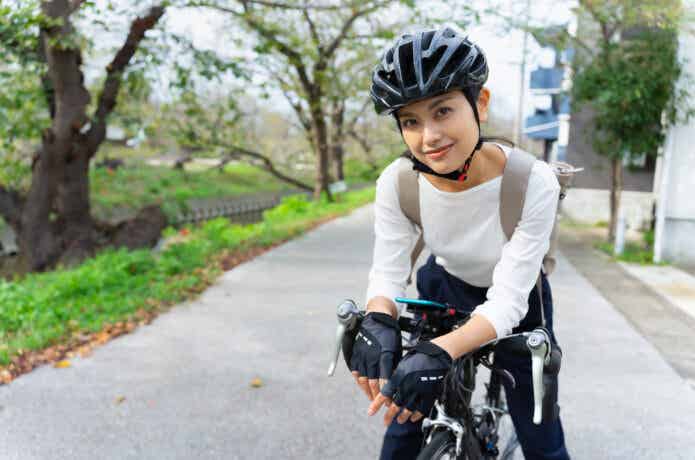 ロードバイクに乗る女性