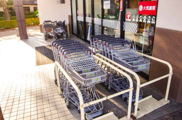 ホームセンターの前