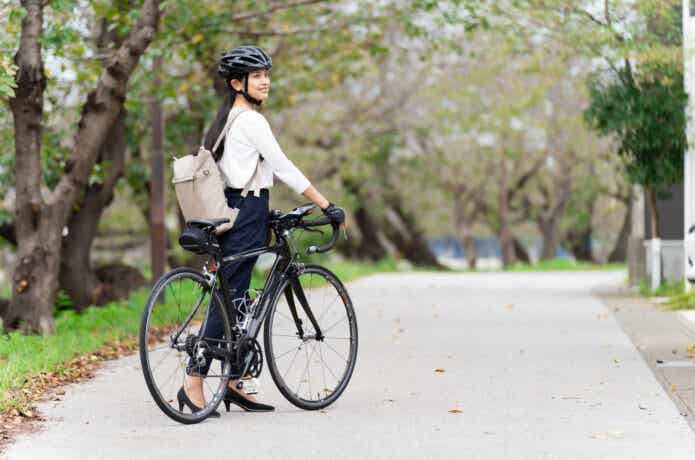 ロードバイクを押して歩く女性