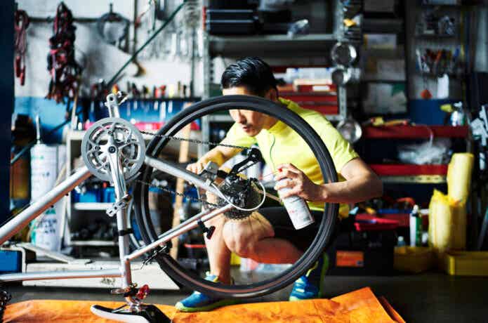 自転車をメンテナンスする男性