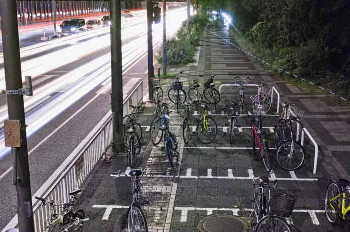 夜間の駐輪場