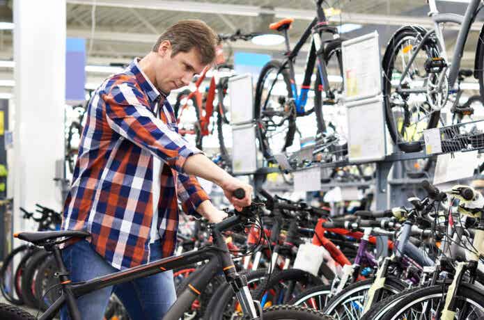 自転車ショップで買い物をする男性