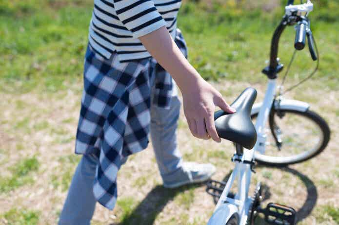 折りたたみ自転車を運搬する男性