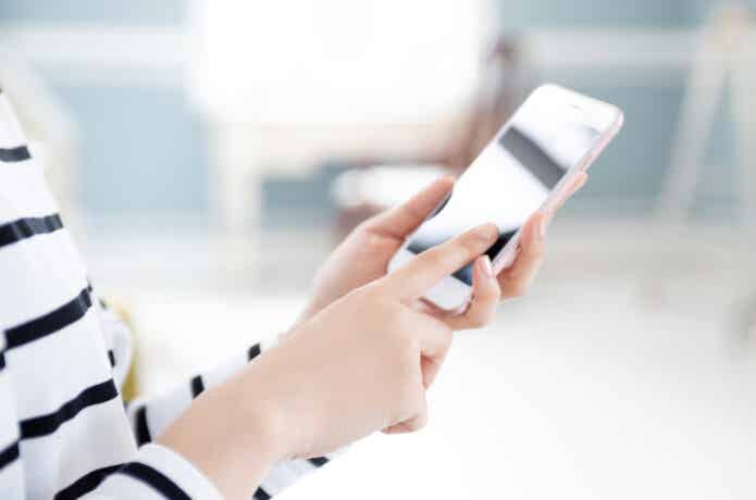 スマホを触る女性