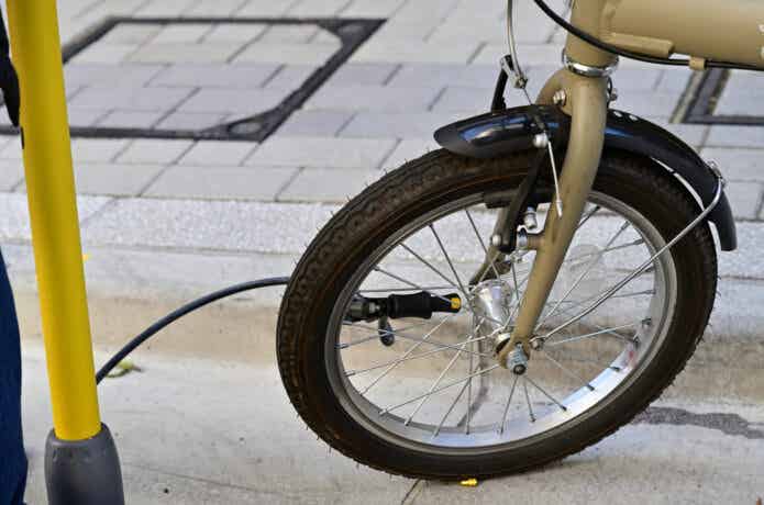 折りたたみ自転車の空気入れ