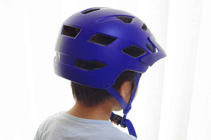 ヘルメットを被った少年の後ろ姿
