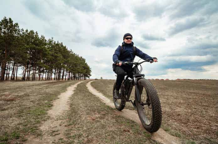 ファットバイクに乗った男性