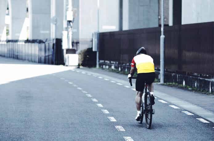 ロードバイクで走行する男性
