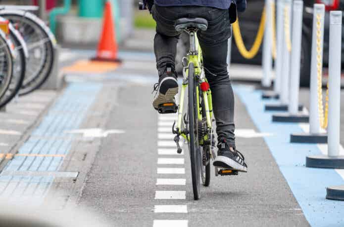 自転車に乗る人の後ろ姿