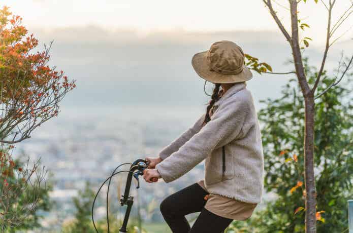 折りたたみ自転車で坂をのぼる女性