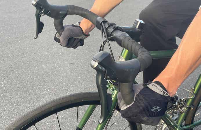 ロードバイクのハンドルの下ハン部分を握る