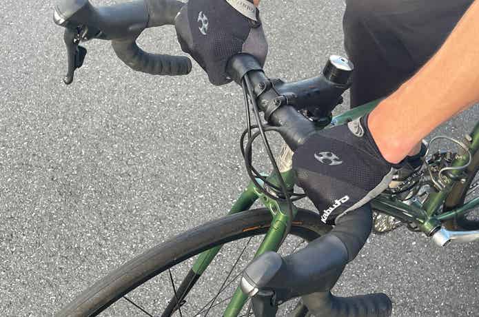 ロードバイクのハンドルの上ハンドルを握る