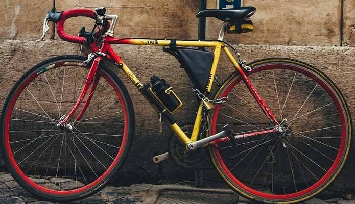 自転車とチェーンロック