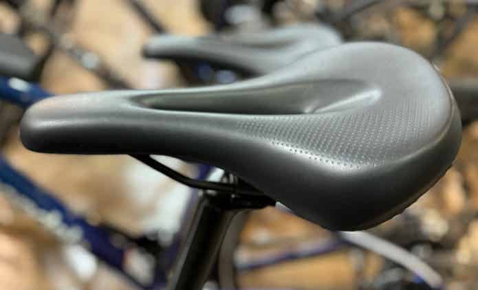 クロスバイクの穴あきサドル