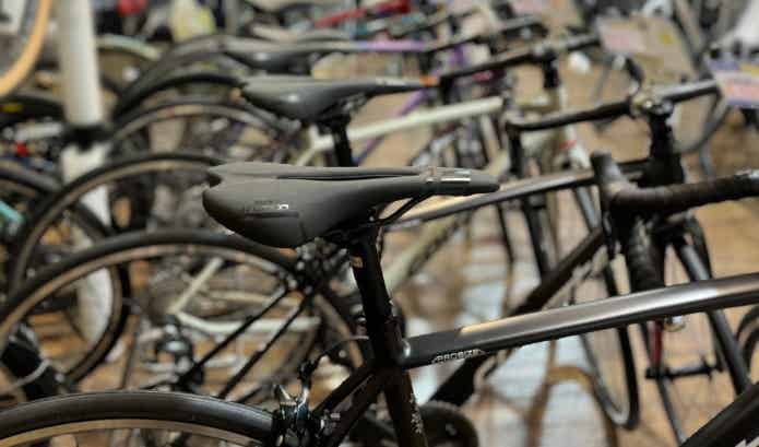 自転車店に並んだロードバイク