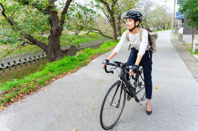 サイクリング中の女性