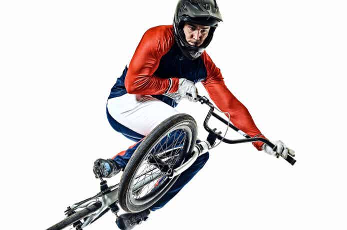 BMXのフルフェイスヘルメットをかぶる男性