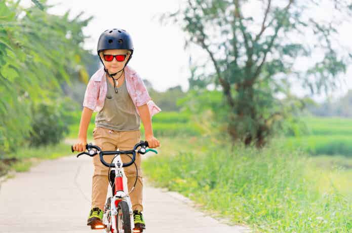 BMX用ヘルメットをかぶる子供