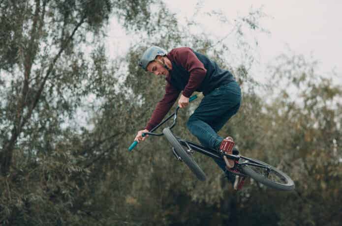 グリップを交換したBMXに乗るライダー