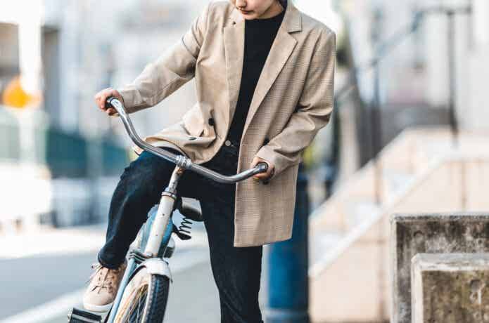 自転車に乗ろうとしている男性