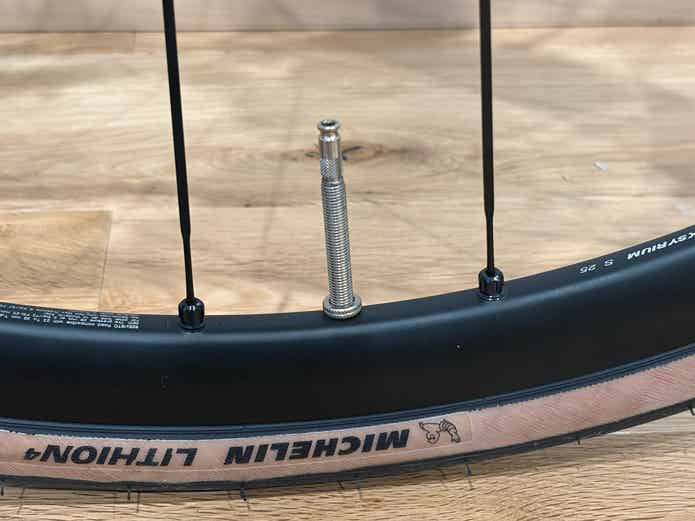 ロードバイクのチューブのバルブ部分