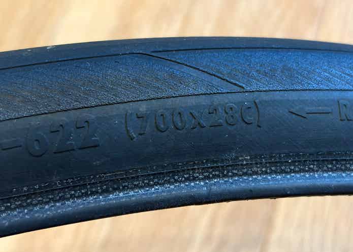 ロードバイクタイヤ側面の刻印