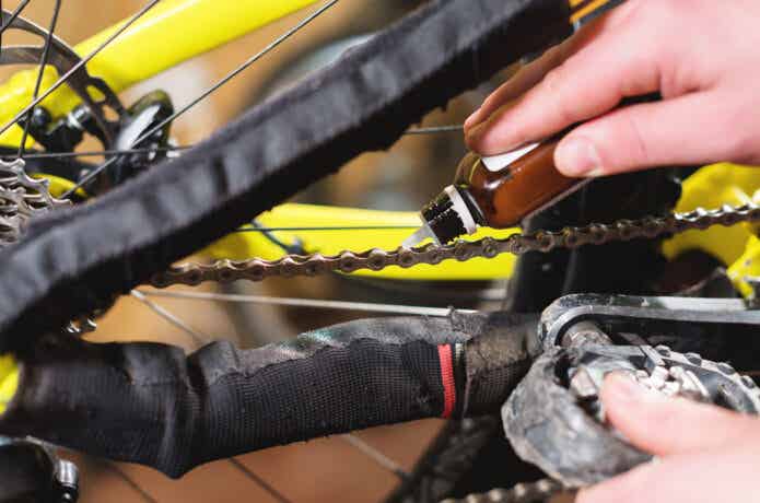 自転車チェーンに注油するところ