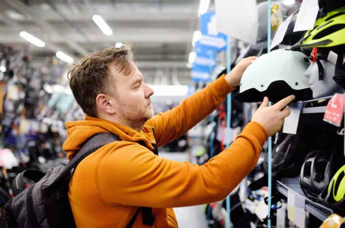 お店でヘルメットを手に取る男性