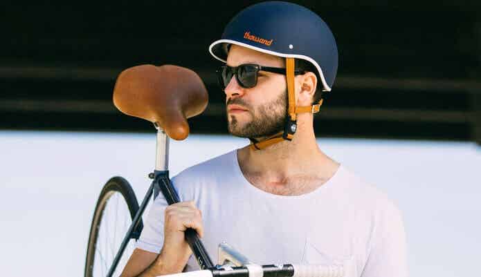 自転車用ヘルメットをかぶる男性
