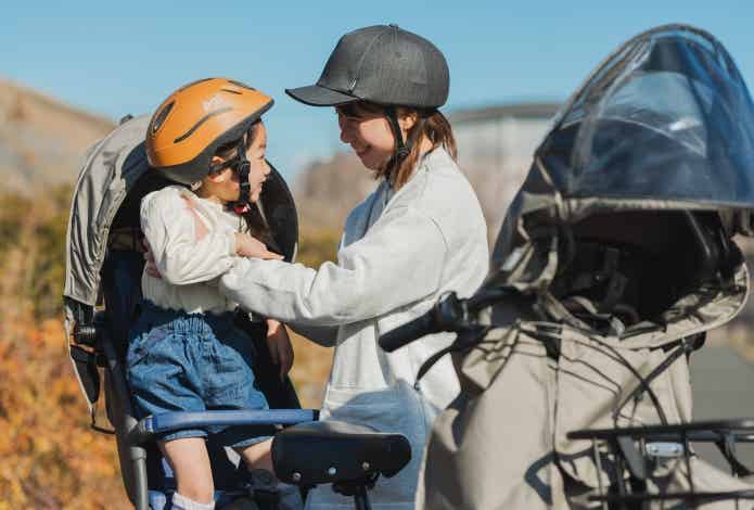 子供を抱きかかえる母親