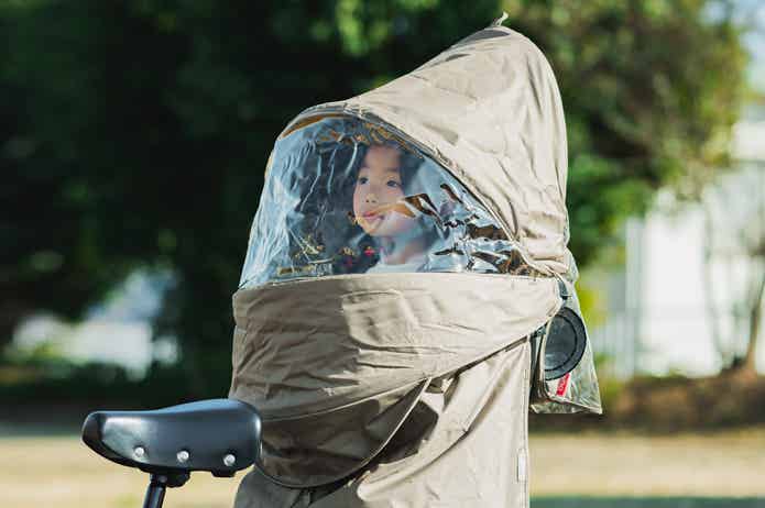 チャイルドシートに乗る子供