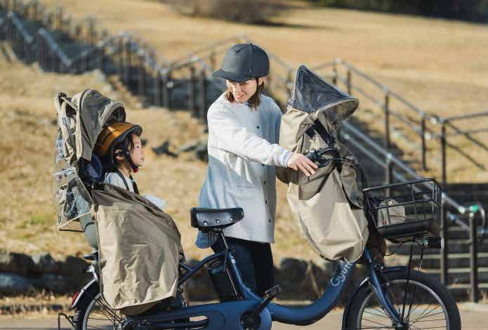 OGK技研のレインカバーを装着した自転車に乗る親子