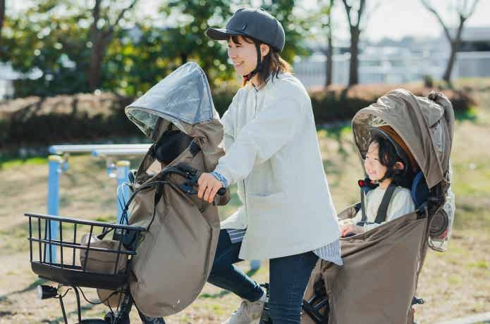 自転車に乗る母娘