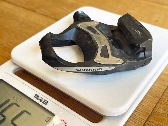 計量器にのせたビンディングペダル