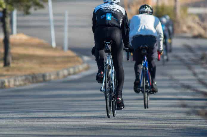 自転車に乗る男性