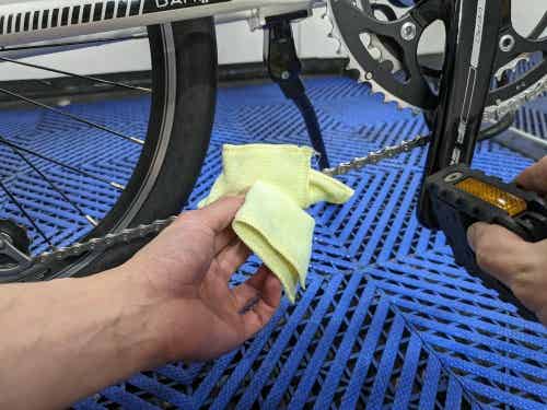 余分なオイルをクロスで拭き取る
