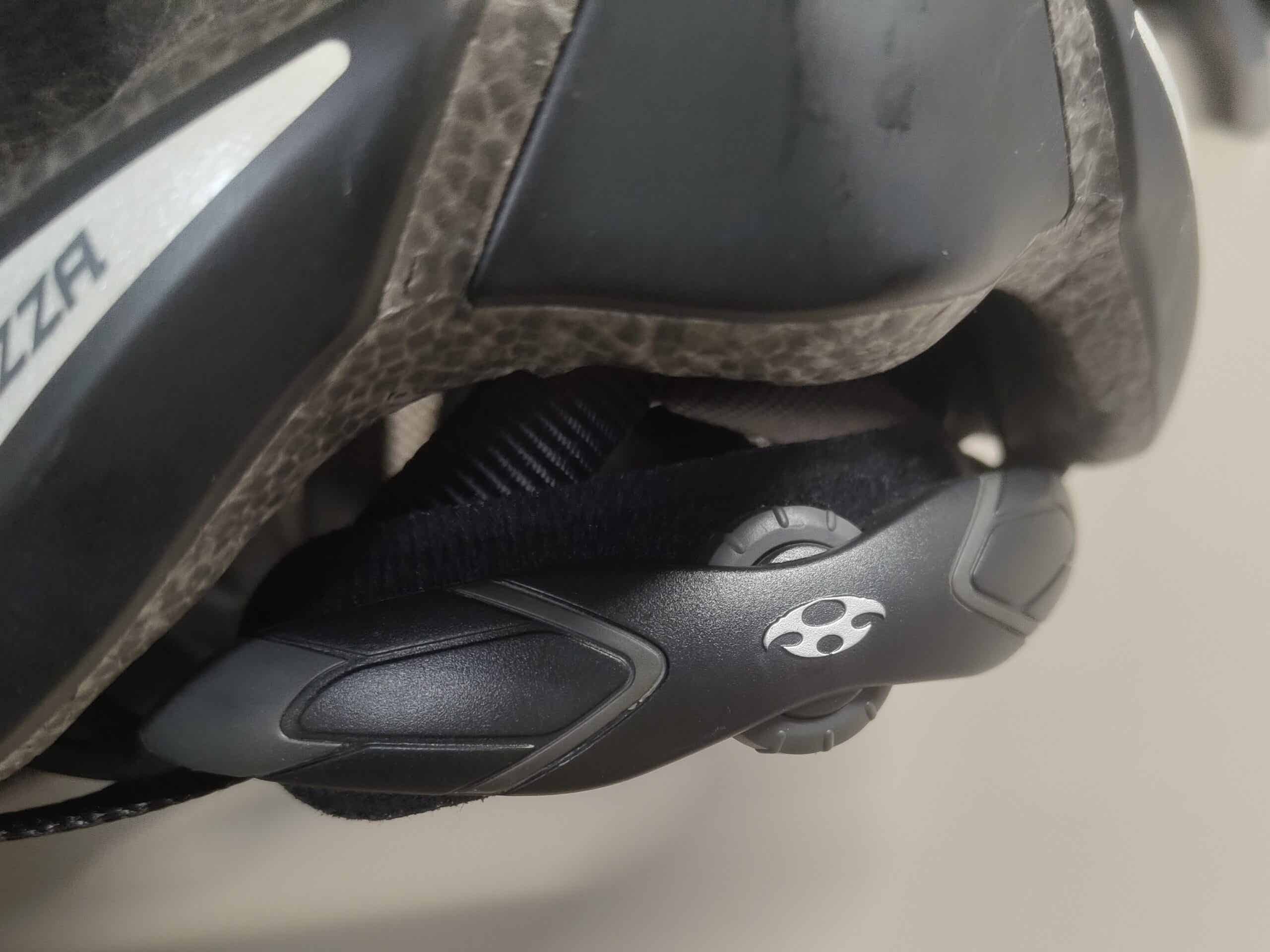 クロスバイクのヘルメットのアジャスター