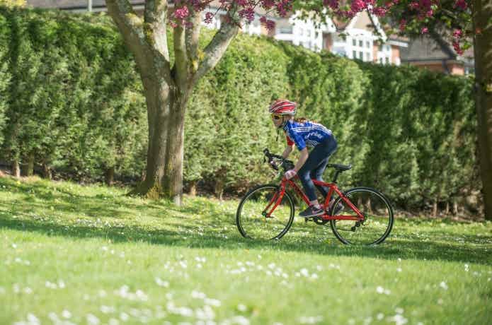 フロッグバイクスに乗る子供