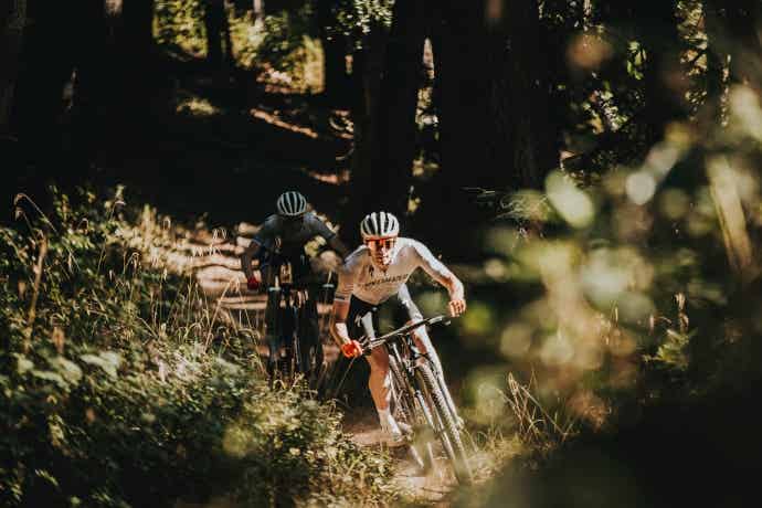 山道を自転車で走る男性