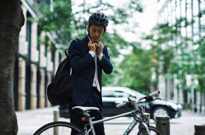 クロスバイクでヘルメットを着用する男性