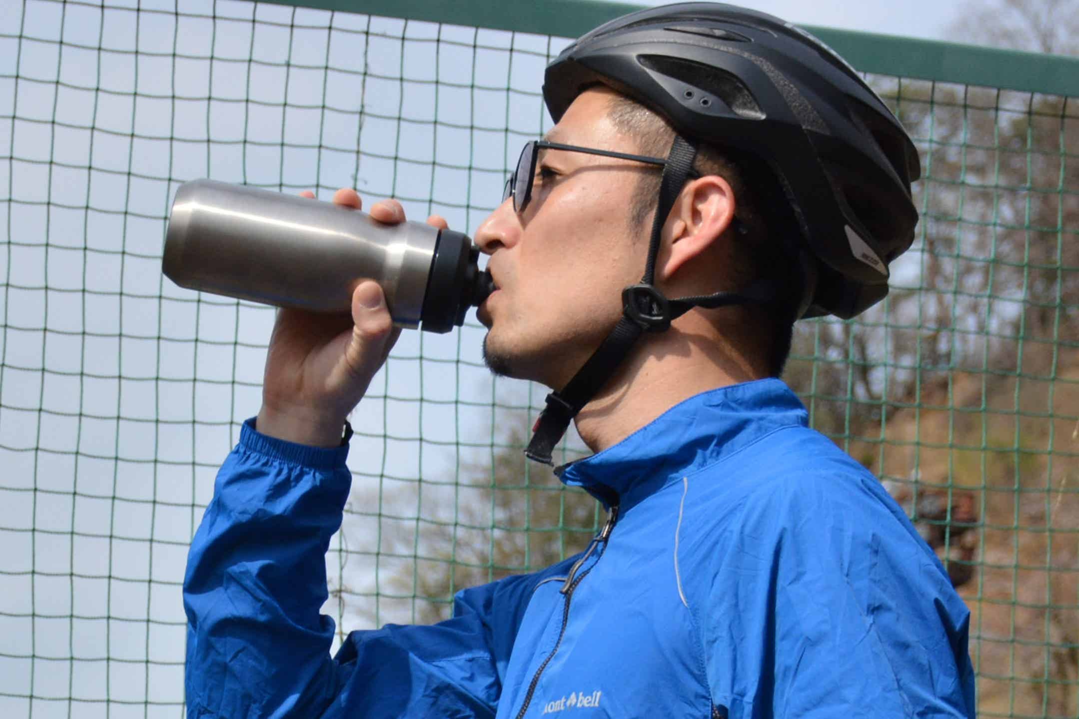 CAMELBAKポディウムボトルを飲むサイクリスト