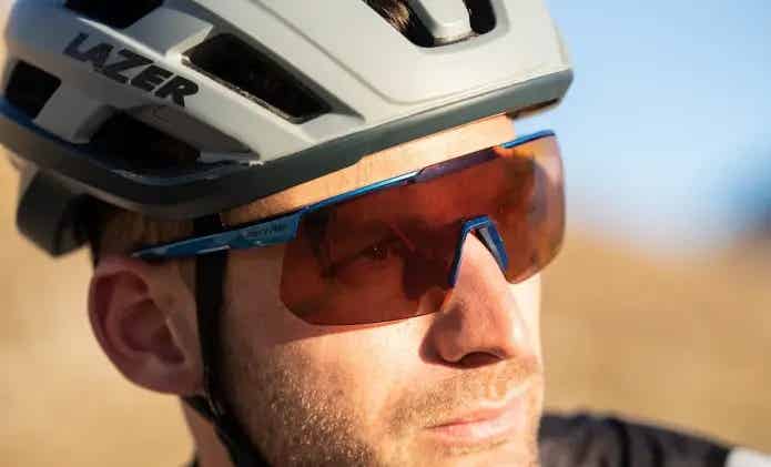 シマノのロードバイク用サングラスをかけた男性